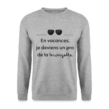 Ein Profi beim Sonnenbaden | Geschenkidee - Unisex Pullover - Weißgrau meliert - Vorne - Alina (178cm) & Michal (187cm)
