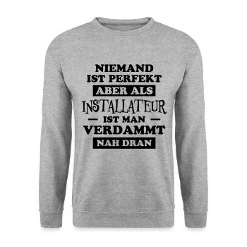 Installateur Spruch Heizung Installateur Geschenk - Unisex Pullover - Weißgrau meliert - Vorne - Alina (178cm) & Michal (187cm)