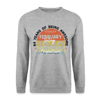 84 Jahre alt Baujahr 1940 Jahrgang Februar 1940 - Unisex Pullover - Weißgrau meliert - Vorne - Alina (178cm) & Michal (187cm)