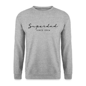 Superdad 24 Vater Baby Papa 2024 - Unisex Pullover - Weißgrau meliert - Vorne - Alina (178cm) & Michal (187cm)