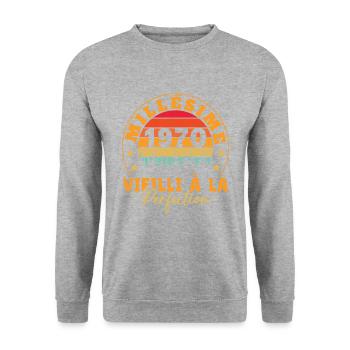 Jahrgang 1970er Jahre, Jahrgang 1970er Jahre Geburtstagsgeschenk - Unisex Pullover - Weißgrau meliert - Vorne - Alina (178cm) & Michal (187cm)