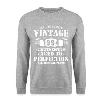 1994 Vintage Retro Geburtstagsgeschenk - Unisex Pullover - Weißgrau meliert - Vorne - Alina (178cm) & Michal (187cm)