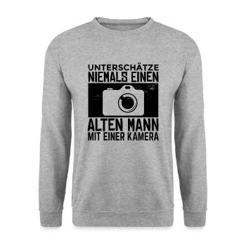 Unterschätze niemals einen alten Mann mit Kamera - Unisex Pullover - Weißgrau meliert - Vorne - Alina (178cm) & Michal (187cm)