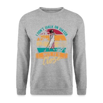 I don t walk on water but it s close - Jesus - SUP - Unisex Pullover - Weißgrau meliert - Vorne - Alina (178cm) & Michal (187cm)