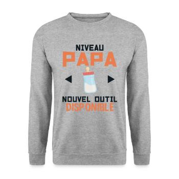 Niveau PAPA - Biberon - Nouvel Outil Disponible ! - Sweat-shirt Unisexe - gris chiné - Devant - Alina (178cm) & Michal (187cm)