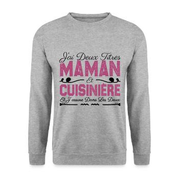 J'ai deux titres maman et Cuisinière. Cadeau Maman - Sweat-shirt Unisexe - gris chiné - Devant - Alina (178cm) & Michal (187cm)