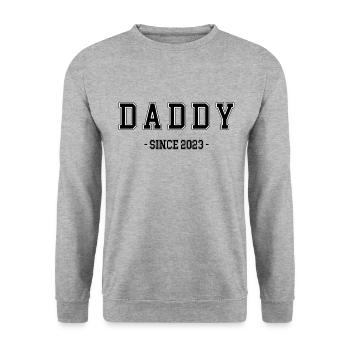 DADDY SINCE 2023 - BECOMING A FATHER - OFFSPRING - BABY - Unisex Sweatshirt - salt & pepper - Front - Alina (178cm) & Michal (187cm)