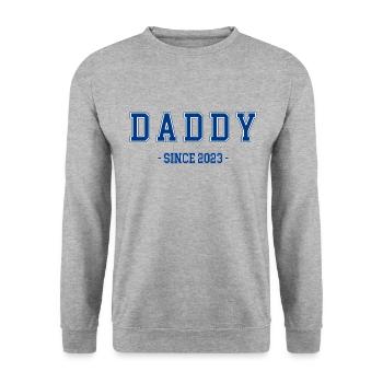 DADDY SINCE 2023 - BECOMING A FATHER - OFFSPRING - BABY - Unisex Sweatshirt - salt & pepper - Front - Alina (178cm) & Michal (187cm)