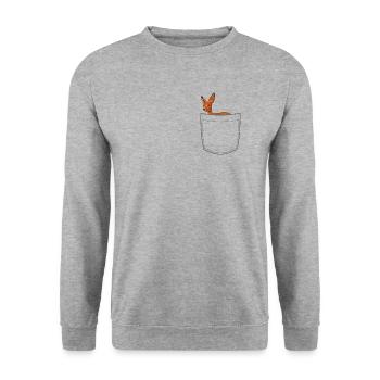 Brusttasche mit Reh - Unisex Pullover - Weißgrau meliert - Vorne - Alina (178cm) & Michal (187cm)