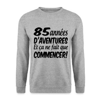 85 ans / anniversaire 85 ans / tee shirt 85 ans - Sweat-shirt Unisexe - gris chiné - Devant - Alina (178cm) & Michal (187cm)