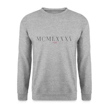 Roman numeral Year of birth Made in 1985 - Unisex Sweatshirt - salt & pepper - Front - Alina (178cm) & Michal (187cm)