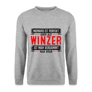 Niemand Ist Perfekt Aber Als Winzer Ist Man Nah Dr - Unisex Pullover - Weißgrau meliert - Vorne - Alina (178cm) & Michal (187cm)