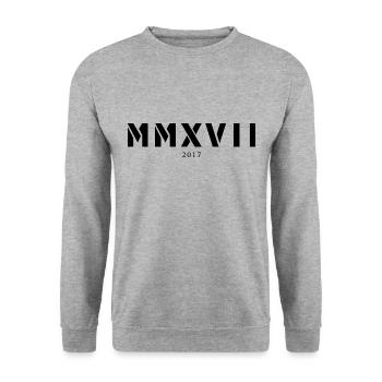 Römische Zahl Geburtsjahr Made in 2017 - Unisex Pullover - Weißgrau meliert - Vorne - Alina (178cm) & Michal (187cm)