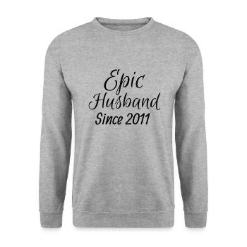 Anniversary Gift Epic Husband Since 2011 - Sweat-shirt Unisexe - gris chiné - Devant - Alina (178cm) & Michal (187cm)