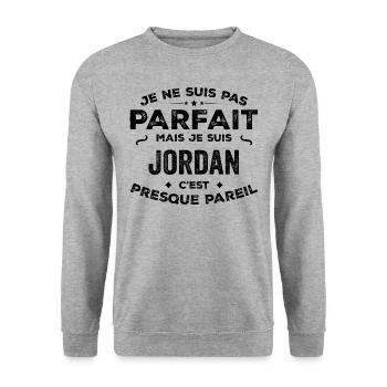Jordan – ein lustiger und stolzer Vorname, eine Legende - Unisex Pullover - Weißgrau meliert - Vorne - Alina (178cm) & Michal (187cm)