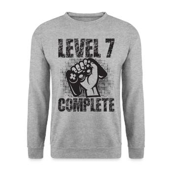Level 7 Complete Geburtstagsgeschenk 7 Jahre Gamer - Unisex Pullover - Weißgrau meliert - Vorne - Alina (178cm) & Michal (187cm)