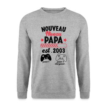 Nouveau Papa En 2023 Humour Cadeau Papa Gamer - Sweat-shirt Unisexe - gris chiné - Devant - Alina (178cm) & Michal (187cm)