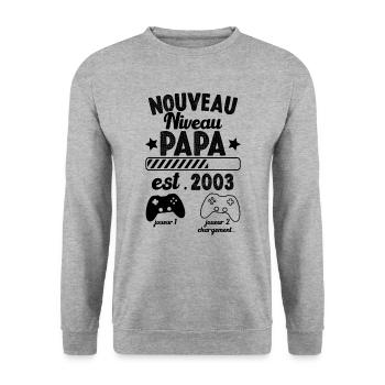 Nouveau Papa En 2023 Humour Cadeau Papa Gamer - Sweat-shirt Unisexe - gris chiné - Devant - Alina (178cm) & Michal (187cm)