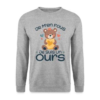 Es ist mir egal, ich bin ein Bär - Unisex Pullover - Weißgrau meliert - Vorne - Alina (178cm) & Michal (187cm)