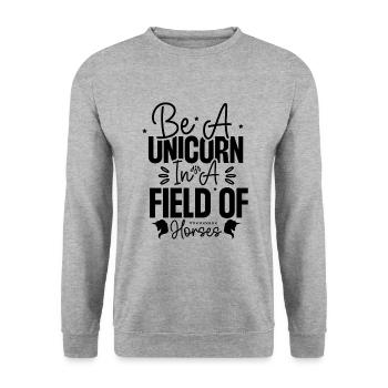 Sei ein Einhorn auf einer Wiese voller Pferde - Unisex Pullover - Weißgrau meliert - Vorne - Alina (178cm) & Michal (187cm)
