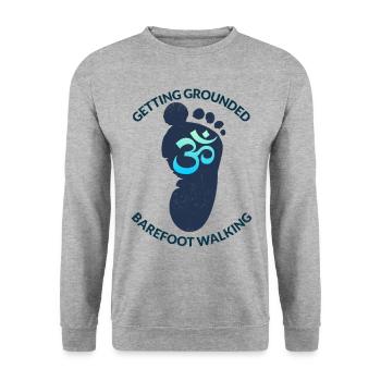Barfuß-Walking-Design mit einem Aum-Schild. - Unisex Pullover - Weißgrau meliert - Vorne - Alina (178cm) & Michal (187cm)