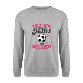 Fußballspieler This Girl Runs On Jesus And Soccer - Unisex Pullover - Weißgrau meliert - Vorne - Alina (178cm) & Michal (187cm)