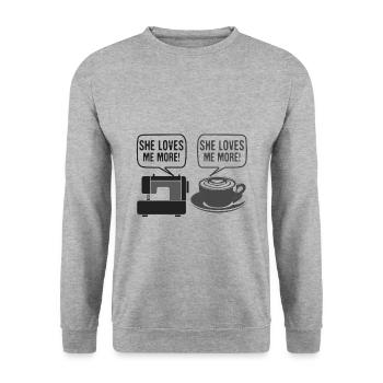 Nähen Humor Geschenk Sie liebt mich mehr Nähen - Unisex Pullover - Weißgrau meliert - Vorne - Alina (178cm) & Michal (187cm)