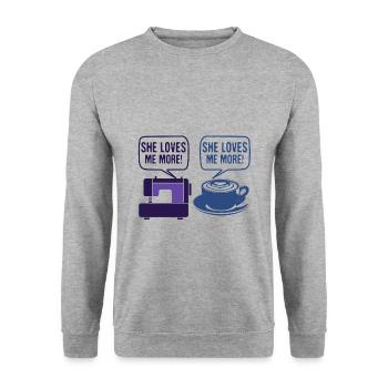 Nähen Humor Geschenk Sie liebt mich mehr Nähen - Unisex Pullover - Weißgrau meliert - Vorne - Alina (178cm) & Michal (187cm)