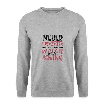 Näherin Geschenk Schauen Sie nie auf die Uhr während - Unisex Pullover - Weißgrau meliert - Vorne - Alina (178cm) & Michal (187cm)