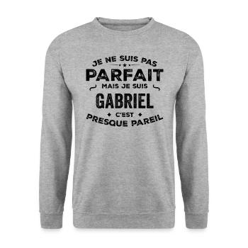 Gabriel – ein Vorname, eine lustige und stolze Legende - Unisex Pullover - Weißgrau meliert - Vorne - Alina (178cm) & Michal (187cm)