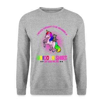 Opossum Design für Possum Fans und Opossum Fans - Unisex Pullover - Weißgrau meliert - Vorne - Alina (178cm) & Michal (187cm)