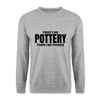 Je fais d’abord de la poterie. Ensuite, je fais des choses. - Sweat-shirt Unisexe - gris chiné - Devant - Alina (178cm) & Michal (187cm)