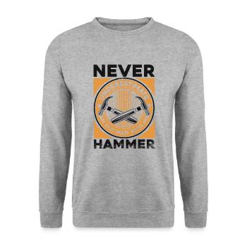 Never Underestimate Old Man With His Hammer - Unisex Pullover - Weißgrau meliert - Vorne - Alina (178cm) & Michal (187cm)