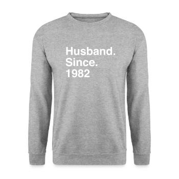 Jubiläumsehemann seit 1982 Hochzeit - Unisex Pullover - Weißgrau meliert - Vorne - Alina (178cm) & Michal (187cm)