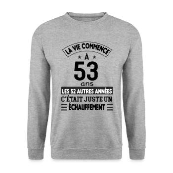 La vie commence à 53 ans - Sweat-shirt Unisexe - gris chiné - Devant - Alina (178cm) & Michal (187cm)