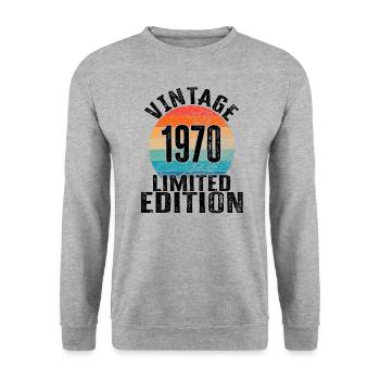 Année de naissance 1970 Vintage Limited Edition Retro - Sweat-shirt Unisexe - gris chiné - Devant - Alina (178cm) & Michal (187cm)