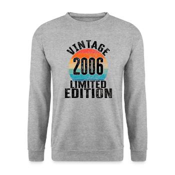 Année de naissance 2006 Vintage Limited Edition Retro - Sweat-shirt Unisexe - gris chiné - Devant - Alina (178cm) & Michal (187cm)