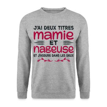 Zwei Oma-Schwimmer-Titel | Oma, Schwimmen - Unisex Pullover - Weißgrau meliert - Vorne - Alina (178cm) & Michal (187cm)