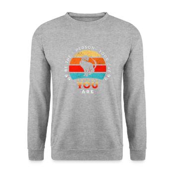 Sei die Person, für die dich Deine Katze hält - Unisex Pullover - Weißgrau meliert - Vorne - Alina (178cm) & Michal (187cm)