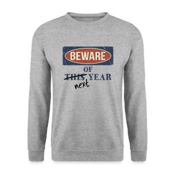 Beware Of Next Year! Lustig lässiges Neujahr Motto - Unisex Pullover - Weißgrau meliert - Vorne - Alina (178cm) & Michal (187cm)