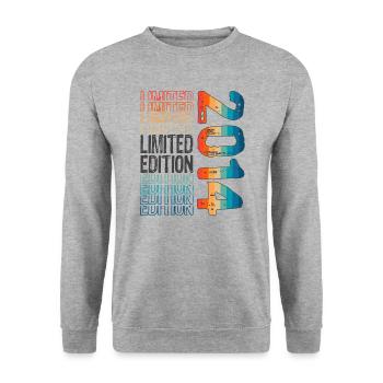 Limited Edition Since 2014 Birthday Vintage 2014 - Unisex Sweatshirt - salt & pepper - Front - Alina (178cm) & Michal (187cm)