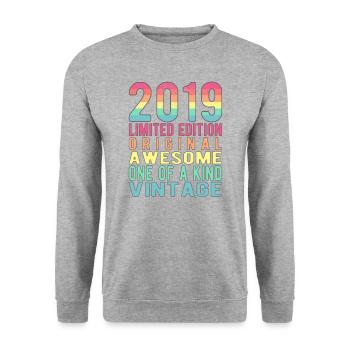 Edition limitée depuis 2019 Anniversaire Millésime 2019 - Sweat-shirt Unisexe - gris chiné - Devant - Alina (178cm) & Michal (187cm)