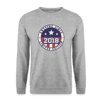 Awesome Since 2018 4. Geburtstag - Unisex Pullover - Weißgrau meliert - Vorne - Alina (178cm) & Michal (187cm)
