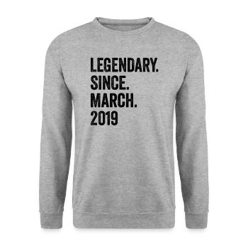 4 Jahre Legendary Since March 2019 4. Geburtstag - Unisex Pullover - Weißgrau meliert - Vorne - Alina (178cm) & Michal (187cm)
