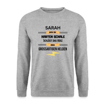 Sarah unter harte Schale eines Großartigen Helden - Unisex Pullover - Weißgrau meliert - Vorne - Alina (178cm) & Michal (187cm)