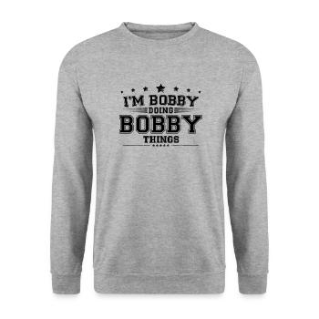 Ich bin Bobby, der Bobby-Dinge macht - Unisex Pullover - Weißgrau meliert - Vorne - Alina (178cm) & Michal (187cm)