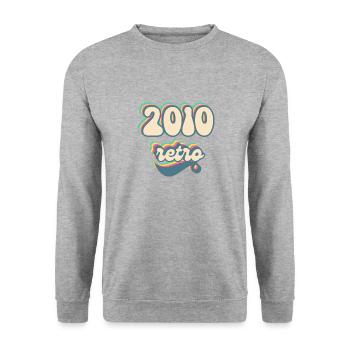 2010 Retro Geschenkidee - Unisex Pullover - Weißgrau meliert - Vorne - Alina (178cm) & Michal (187cm)
