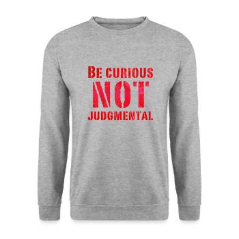 Seien Sie neugierig, nicht wertend wesentlicher Text in Rot - Unisex Pullover - Weißgrau meliert - Vorne - Alina (178cm) & Michal (187cm)