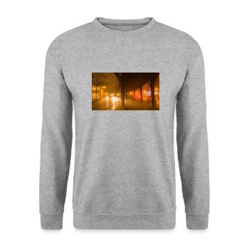 Hochbahn am nebligen Abend - Unisex Pullover - Weißgrau meliert - Vorne - Alina (178cm) & Michal (187cm)