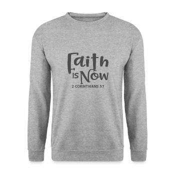 Christian Design Faith ist jetzt 2 Korinther 5 - Unisex Pullover - Weißgrau meliert - Vorne - Alina (178cm) & Michal (187cm)